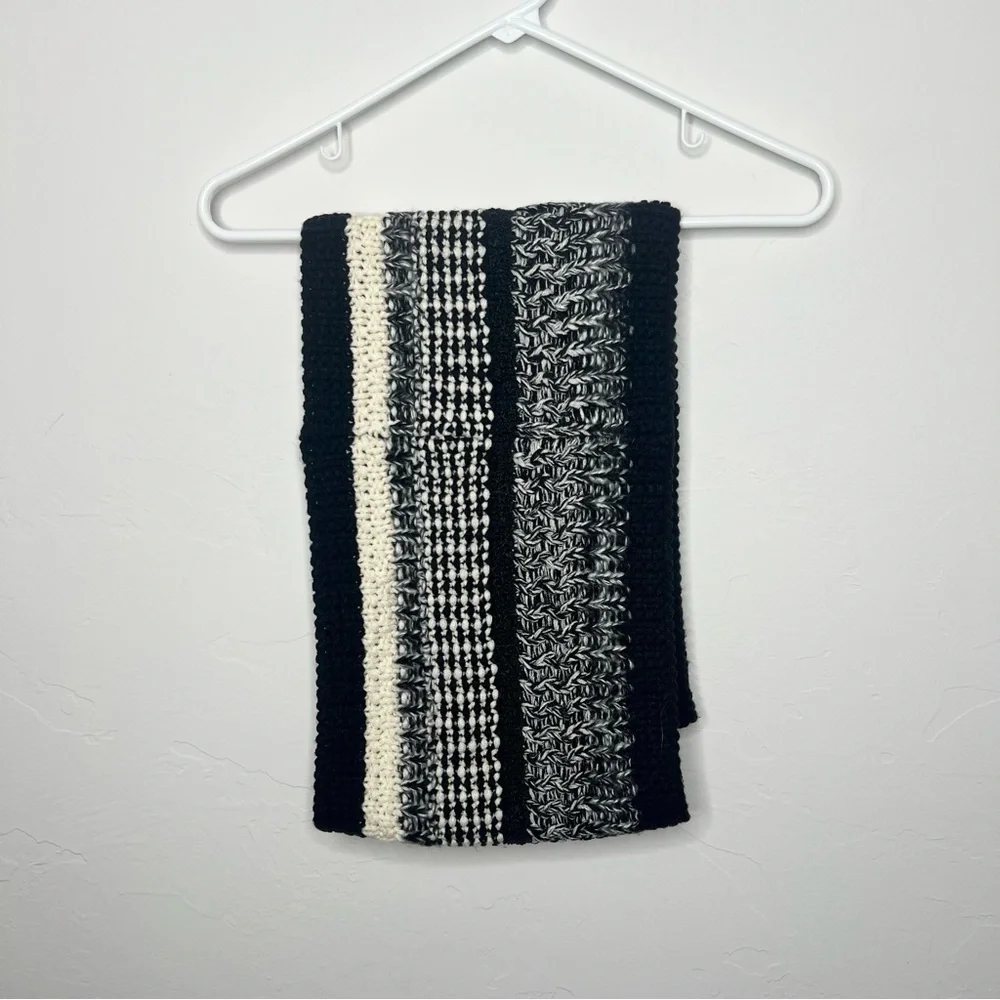 Black and white knit scarf